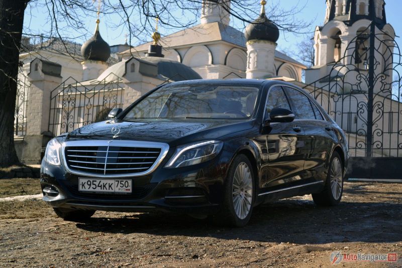 Это не просто фары, Mercedes называет их LED Intelligent Light System. Они в самом деле умные – не слепят встречных водителей и замечательно светят. Черный глянцевый прямоугольник по центру решетки радиатора – радар активного круиз-контроля. Еще несколько датчиков на лобовом стекле