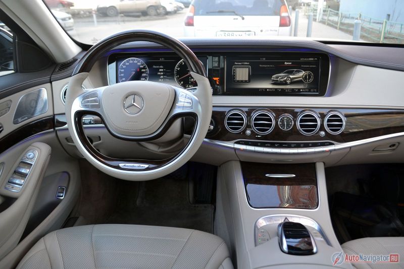 Интерьер всем на зависть. Лаконично, современно и стильно. На центральной консоли только кнопочки управления климатом, все остальные - рядом с тачпадом на центральном тоннеле