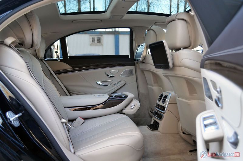 Разумеется, для задних пассажиров свой климат, телевизоры, подлокотник, подстаканники и бардачок. Задние сидения регулируется почти как передние, крыша стеклянная, передняя секция сдвижная. А на подголовниках мягкие подушечки – расслабон полнейший