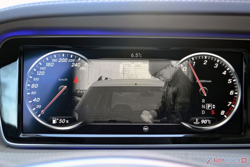 Система ночного виденья работает только с включенными фарами, зато хорошо замечает пешеходов, да и «видит» дальше, чем освещают фары