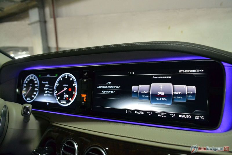 Сразу два 12-дюймовых высокочетких TFT-дисплея. Левый отвечает за приборку, правый – за все остальное