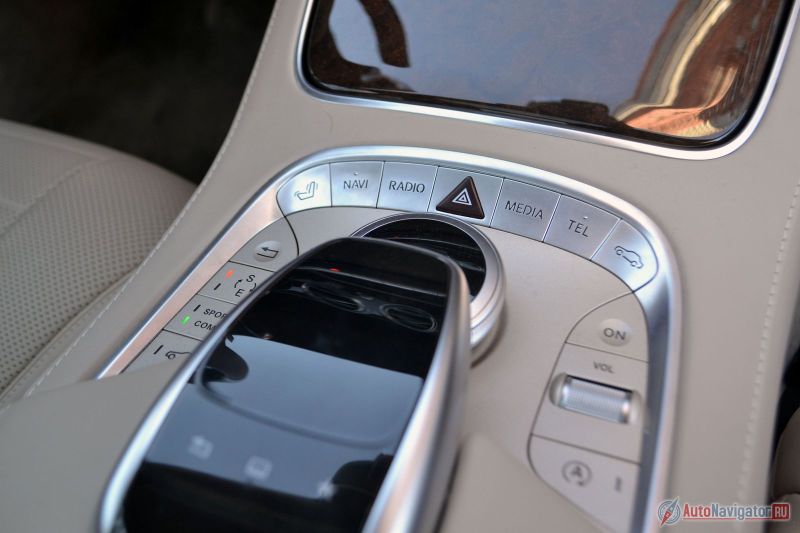 Все управление системой Command Online расположено под правой рукой. Управлять можно как привычным джойстиком-шайбой, так и тачпадом