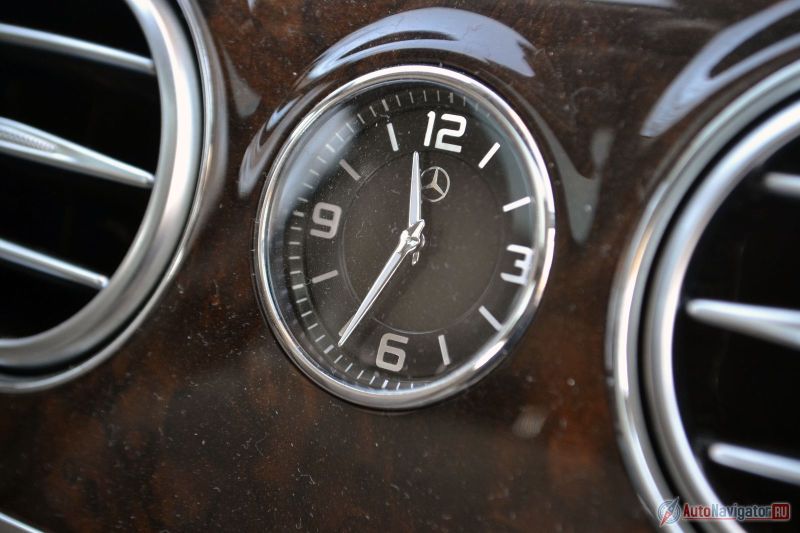 Классические часы – единственный представитель аналогового мира в салоне. Элемент, который придает солидности и статусности – как наручные часы на руке бизнесмен