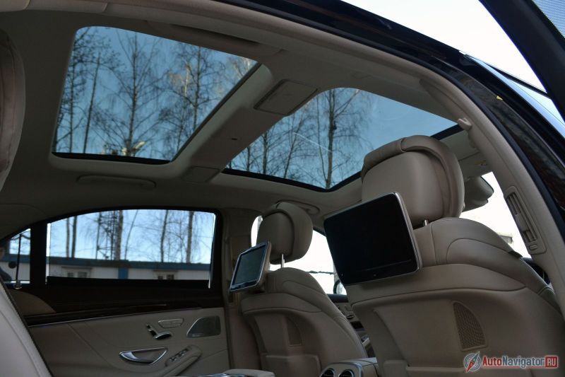 Панорамная крыша, индивидуальные мониторы, зеркальца, подсветка, крючки и так далее. О VIP-пассажире явно позаботились