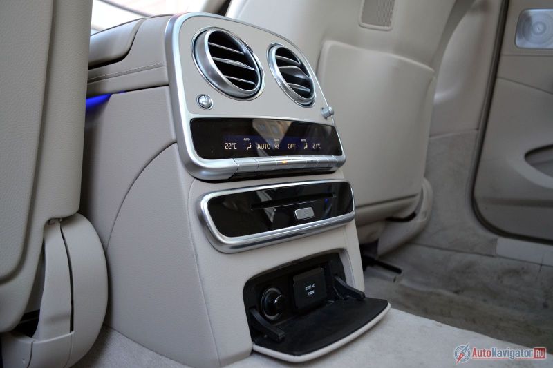 Сзади есть и отдельный климат, и дисковод, и полноценная 220-вольтовая розетка