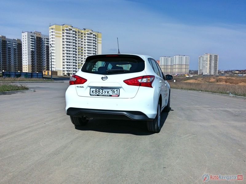 Благодаря поджарому «задку» на Tiida можно уверенно парковаться и хорошо чувствовать габариты