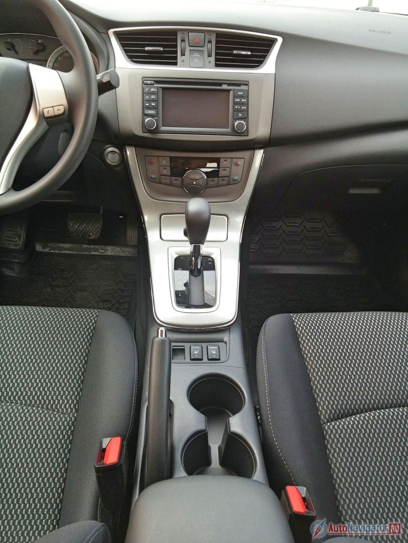 Консоль и тоннель очень практичные: они оборудованы удобными нишами и отделаны качественными материалами