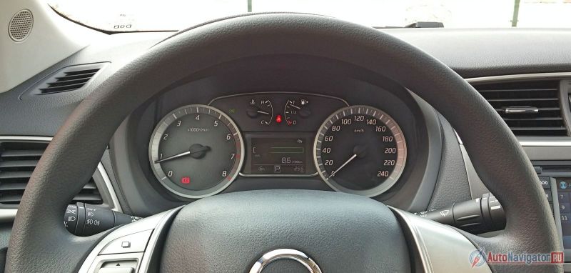 Приборная панель простая, но всю необходимую информацию предоставляет в удобном виде