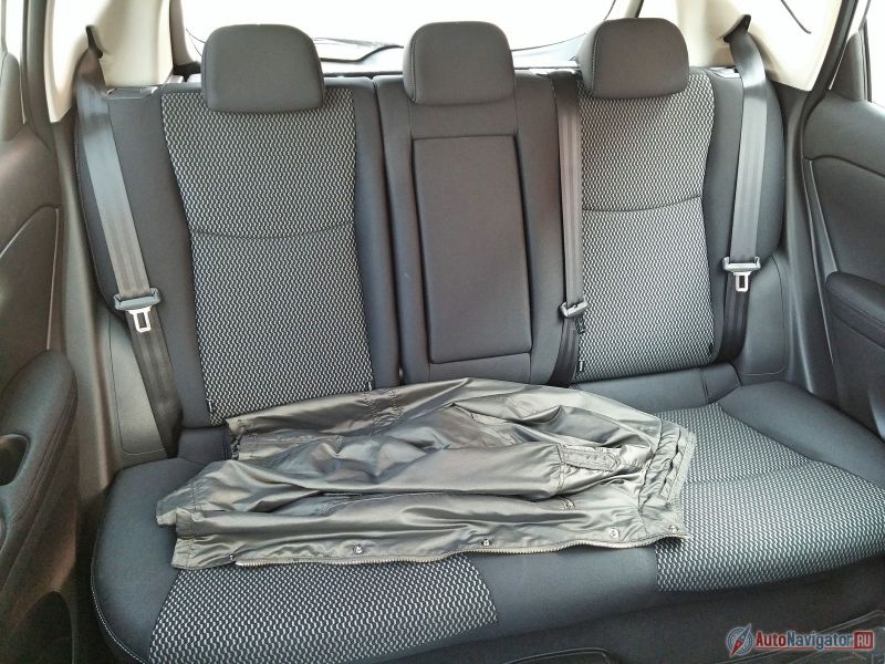 Единственное, что смущает в заднем кресле — центральный подлокотник, который просто так из сиденья не вытащишь — специального хлястика-ухвата нет, приходится ковыряться в подушке пальцами