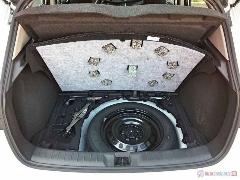 Немаловажное для россиян отличие — полноразмерная запаска, которой комплектуется Ижевская «Тиида» и которой нет у европейского «Пульсара»