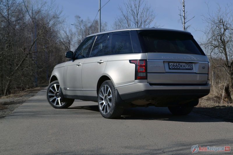 По сравнению с предыдущим поколением, Range Rover образца 2012 года похудел разом на 420 кг, но при этом немного увеличился в размерах. Хотя Mercedes GL (GLS) все равно больше
