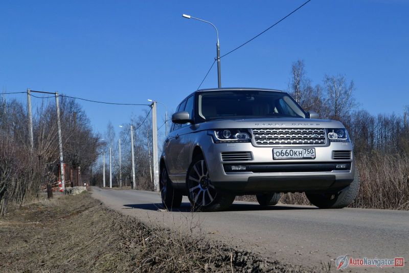 Смотрится Range Rover монументально и солидно, но со всей этой блестящей мишурой и светодиодами он потерял немного брутальности и мужественности. На бездорожье в нем хочется лезть еще меньше, хотя он по-прежнему способен на то, что вам и в голову не придет делать с машиной за 5 миллионов