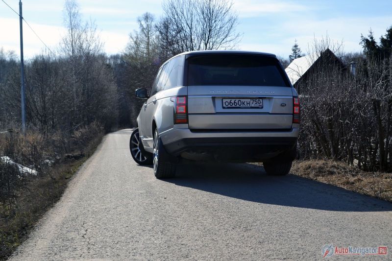 Вертикальные задние фонари не только смотрятся стильно, но еще весьма практичны – дверь багажника абсолютно прямоугольная, а значит, проем широкий и правильной формы
