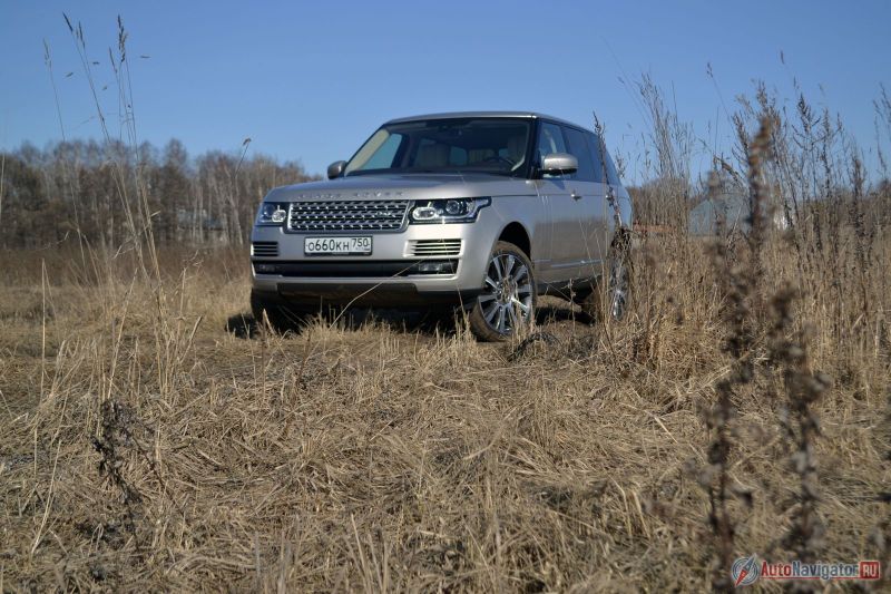 Современный Range Rover с годами не превратился в кроссовер, с виду напоминающий внедорожник, он остался внедорожником. Он по-прежнему автомобиль, на котором днем можно отправляться месить грязь в ближайшее поле за городом, а вечером сполоснуть его из шланга и поехать в ресторан в центре города