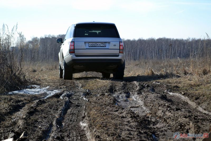 Месить грязь на Range Rover так же приятно, как катить по ровной, словно озерная гладь, автостраде. Все, что нужно сделать – выбрать нужный режим в системе Terrain Response и задрать подвеску повыше