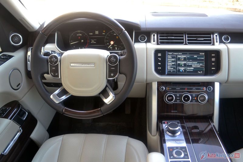 В салоне придраться не к чему. Кожа и дерево – настоящие и высшего класса. Никакого пластика. Сенсорный экран в целом хорош, хотя и мог бы быть побольше. Меню тоже, в общем-то, логичное и хорошо продуманное, но все равно, чтобы, например, включить подогрев сидений или массаж, нужно сделать слишком много нажатий. Хорошо, хоть температуру в салоне можно регулировать, не залезая по уши в меня и подменю компьютера