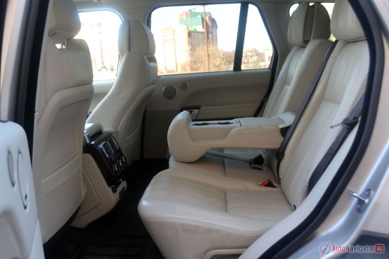 Сзади сидеть можно вольготно, но может быть еще лучше, если заказать длиннобазную модификацию и добавить с десяток опций вроде массажа и мониторов. Сейчас же у задних пассажиров есть подогрев, раздельный климат-контроль, большой подлокотник с подстаканниками и подголовники с боковой поддержкой