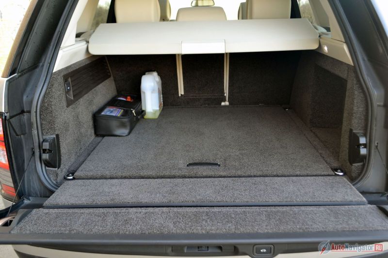 Пожалуй, главное преимущество Range Rover перед Range Rover Sport – большой багажник и откидывающаяся вниз секция пятой двери, на которой можно сидеть или использовать ее в качестве столика. Объем багажника – 900 литров, а если сложить спинки задних сидений, то получится больше двух кубометров. Есть и лючок для длинномеров. Кстати, и верхняя, и нижняя секции пятой двери закрываются при помощи электроприводов