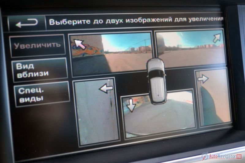 Автомобиль по периметру увешан камерами. Можно вывести изображение со всех камер одновременно, а можно выбрать какую-то одну. Весьма полезная опция при парковке и на бездорожье. Главное условие – камеры должны быть чистыми, ведь они ничем не прикрыты, а с этим как раз в большинстве случаев возникают проблемы – приходится либо выходить и протирать их, либо ехать по-старинке по зеркалам. Да и если честно, качество картинки могло бы быть намного лучше