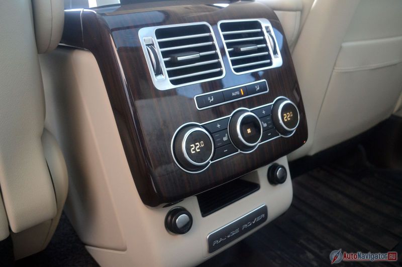 Раздельный климат-контроль для задних пассажиров, индивидуальные розетки на 12 Вольт и подогрев сидений – это не все, что может быть в Range Rover