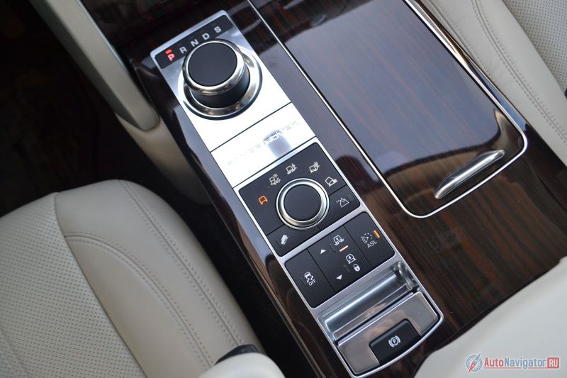 Ничего механического, все блестящее и электронное. Шайба КПП выдвигается при включении мотора, шайба системы Terrain Response выдвигается вручную при необходимости выбора другого режима