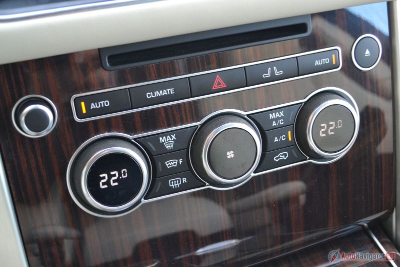 Хорошо, что хоть климат настраивается в машине не через систему из множества подменю бортового компьютера. Хотя в случае с подогревом, вентиляцией и массажем кресел, потыкать пальцем по виртуальным кнопка все же придется