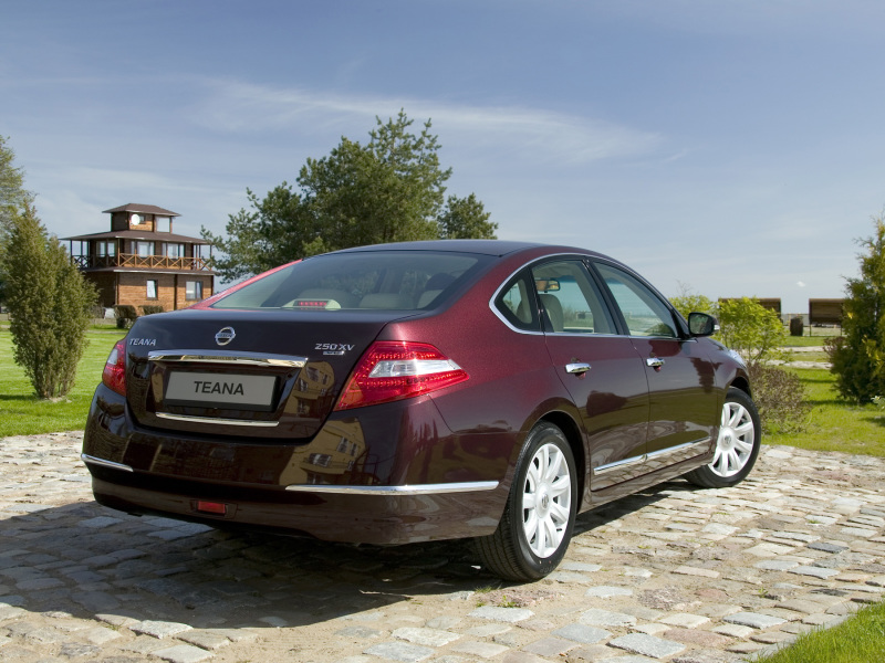 Teana предлагалась в ярких и насыщенных цветах. Жаль, но вне зависимости от страны производства машина ржавеет. Особенно охотно коррозия затрагивает капот и нижние кромки дверей