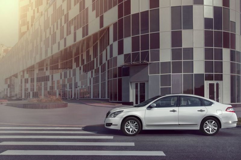 Задние фонари стали почти прозрачными, сохранив лишь небольшую рамку красного цвета. Обновились и колесные диски