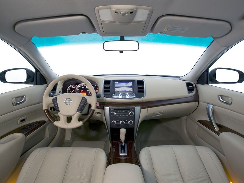 Интерьер «Теаны» лишен породы и лоска, но за счет нарядного блока мультимедийного комплекса в комплектациях дороже, чем базовая, смотрится дорого. Богатства заметно добавляет и возможный вариант светлой отделки из кожи