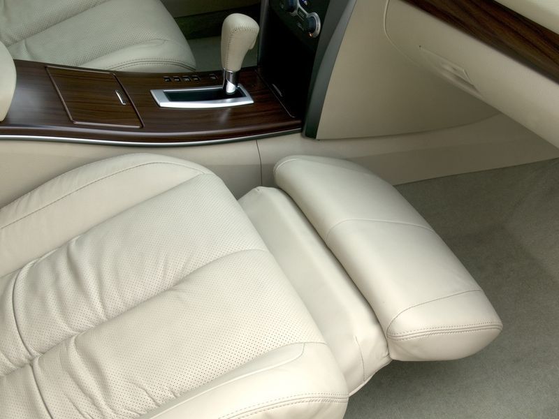 Кресло-«оттоманка» переднего пассажира - необычной бонус дорогих версий