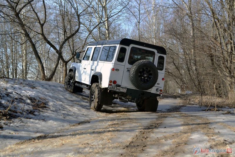 Таких брутальных внедорожников уже почти не осталось. А учитывая, что UAZ Hunter тоже доживает последние дни, традиционные квадратные формы останутся только у Gelandewagen, но он со своими шоссейными шинами и дорогущей электроникой на бездорожье не воин