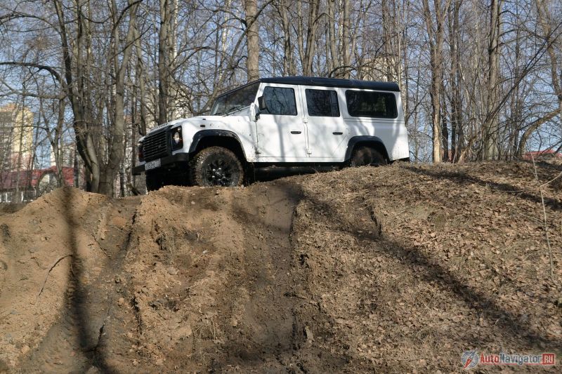 Defender – это легенда с 65-летней историей. Но он до сих пор принимает участие в экспедициях и гуманитарных миссиях