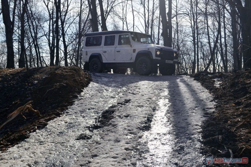 Никакого вам Terrain Response и системы контроля спуска. Это знаете ли армейский внедорожник, а не смартфон. Хорошо хоть кондиционер и музыка есть