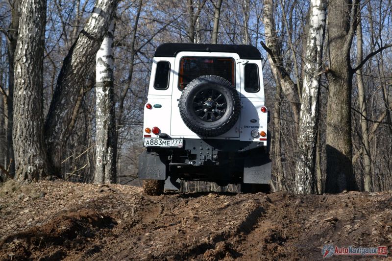 Поразительно, но Defender способен буксировать прицеп массой 3 500 кг