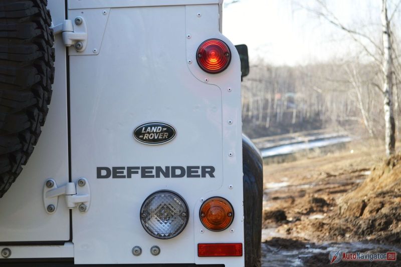 Тут все заслуживает внимания – незакрытые болты и петли, клепки, обычные фонари и лампочки. Эта простота в XXI веке не просто обращает на себя внимание, а буквально притягивает взгляды всех, кто проходит мимо