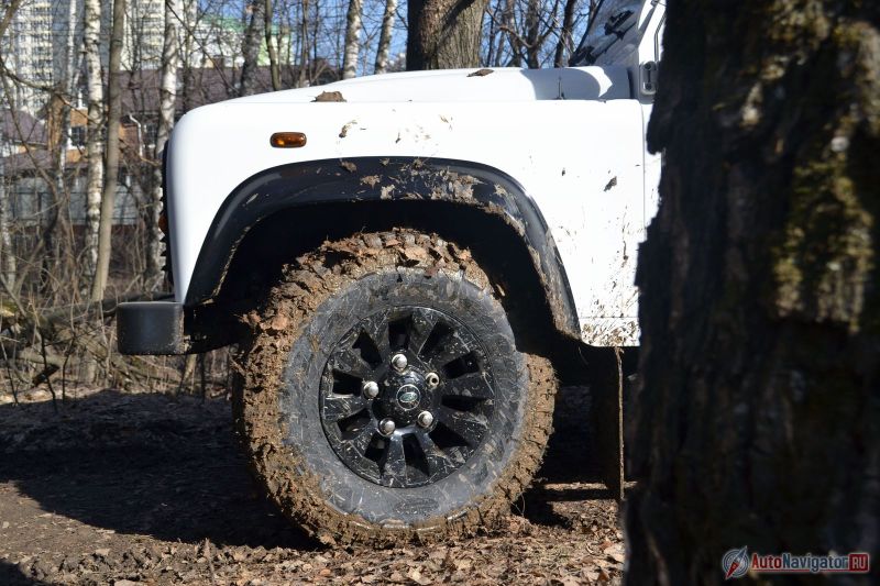 Колесные диски 16-дюймовые, а шины можно выбрать - 215/65 или 235/85. Шоссейные шины ставить смысла нет - автомобиль, мягко говоря, небыстрый и высокий. Так что, как следует, разогнаться все равно не получится. Зато вне дорог такие шины сделают вас на голову выше