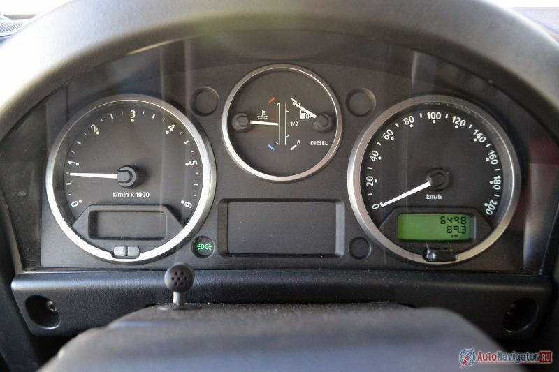 Единственный экран и тот двухстрочный монохромный жидкокристаллический выступает в роли одометра. О бортовом компьютере речи не идет