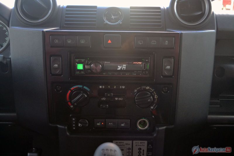 Центральная консоль из аналогового мира. Механическая регулировка температуры, скорости вентилятора и заслонки забора воздуха (с улицы или из салона). Стеклоподъемники электрические только спереди, зато есть подогрев сидений, кондиционер, и обогрев лобового стекла. Зеркала регулируются вручную и лишены подогрева