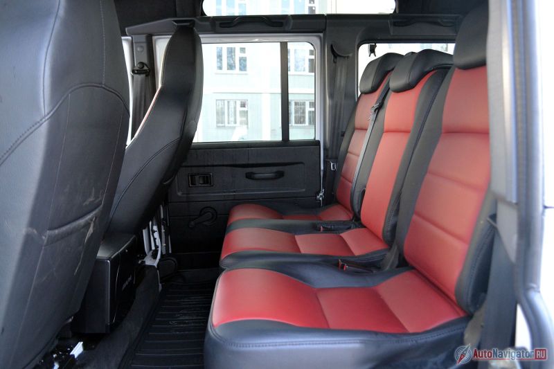 Кожа на сиденьях – опция, но для внедорожника она весьма практичная. К тому же весь салон прорезинен и его можно спокойно мыть водой