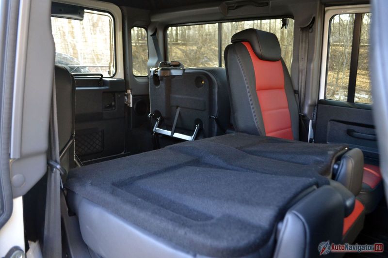 Спинки задних сидений складываются, но ровный пол, разумеется, не образуется