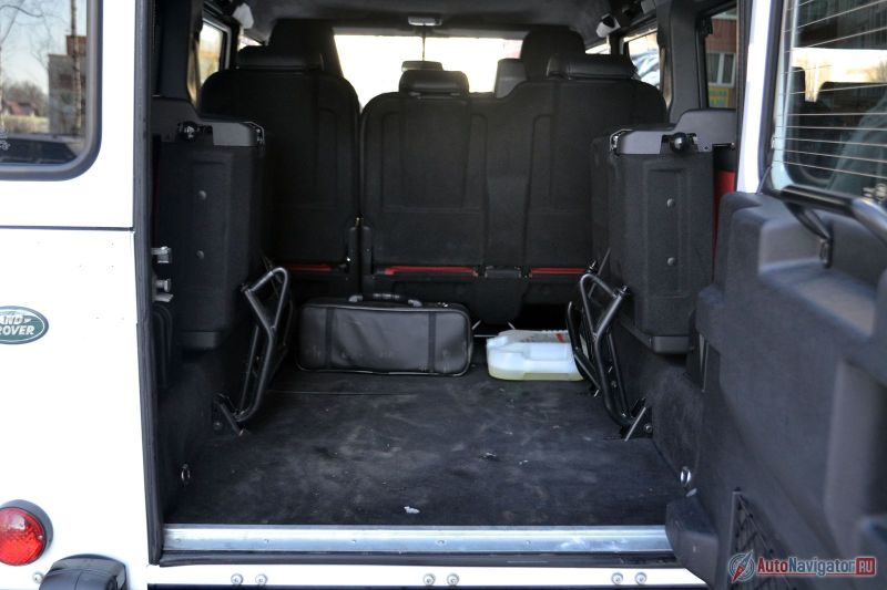 Дополнительные два сиденья в багажнике – опция. Сами по себе они не так уж и сильно уменьшают объем багажника, а вот крепления мешают