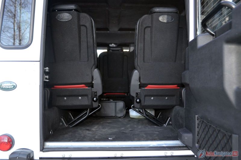 Сидеть на третьем ряду удобно. И над головой, и для ног места достаточно. Кстати, вентиляционных трубок к ногам пассажиров в задней части салона нет вообще. Так что одеваться нужно теплее