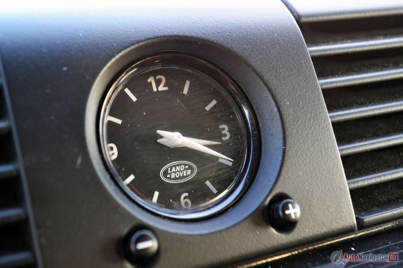 Классические часы в классическом внедорожнике