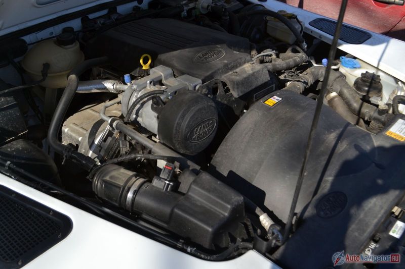 Мотор расположен высоко. Поэтому горбатость капота – это необходимость, обусловленная надобностью преодолевать броды глубиной до полуметра