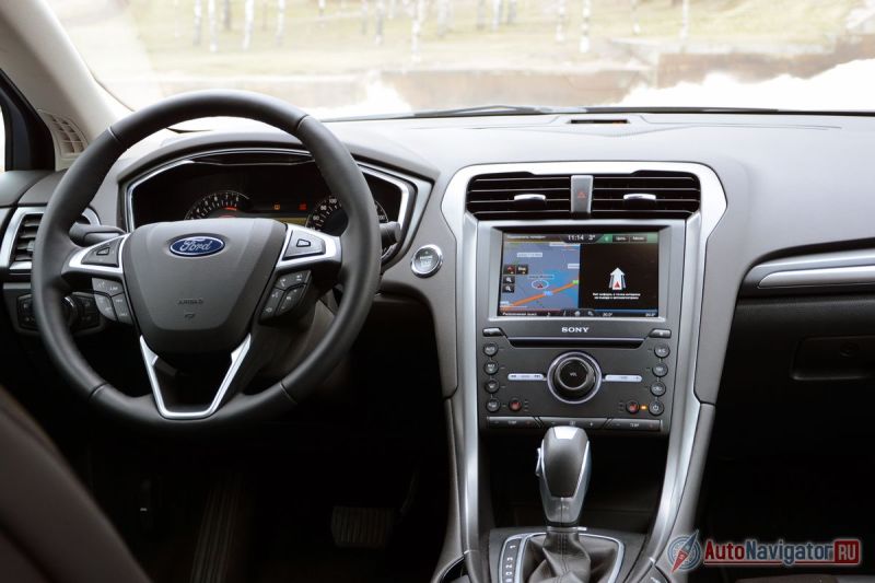 Салон европейского Mondeo практически полностью повторяет внутреннее убранство американского аналога Fusion. На картинке их не отличить даже Бонду