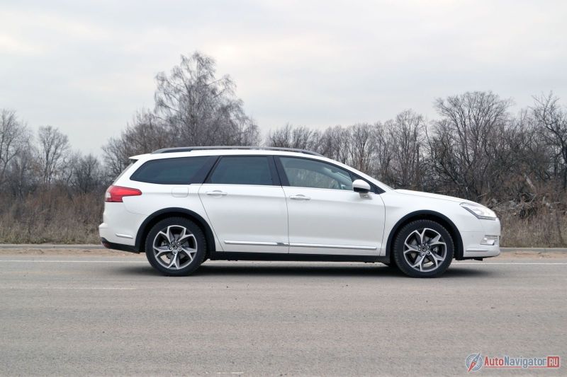 Может седан и выглядит элегантней, но универсал не смотрится сараем ни на парковке, ни на дороге