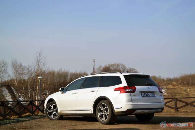 Брызговиков нет ни спереди, ни сзади. Стандартный дорожный просвет 165 мм – обычный показатель для машин такого класса. А вот полного привода в отличие от большинства конкурентов у Citroen C5 CrossTourer нет, зато есть секретное оружие в виде гидропневматической подвески