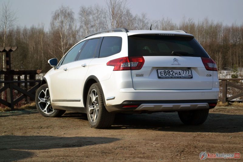 Особого смысла экономить и покупать седан я не вижу. Да, базовая версия C5 с сундуком сзади обойдется на 400 000 рублей дешевле, но седан в комплектации кросс-универсала будет дешевле всего на 90 000 рублей – не так уж и много за дополнительный дорожный просвет и бонусные 66 литров в более функциональном багажнике