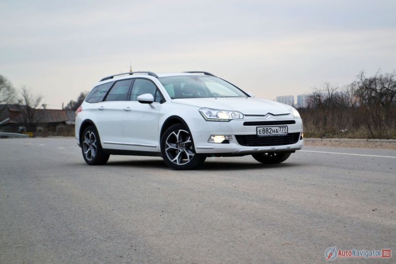 Не знаю, кто в «Ситроен» разрабатывает колесные диски, но эти люди явно заслуживают какого-нибудь вознаграждения. Фары, кстати, би-ксеноновые, поворотные и обеспечивают угол освещения до 105 градусов. Дневные ходовые огни и противотуманки тоже имеются.