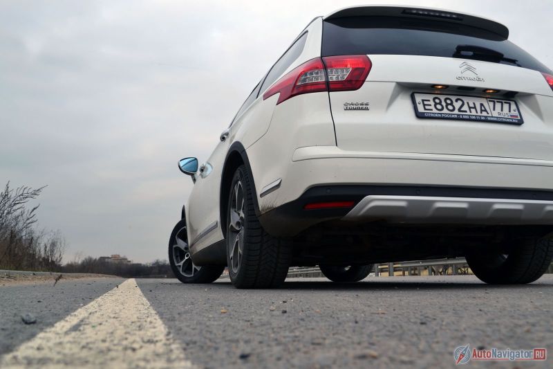 Сзади универсал С5 смотрится печальным и неинтересным. Можно отвернуться и не вспомнить, как выглядят фонари